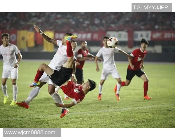 中外足球明星同台竞技展现绝妙球技引发热烈反响